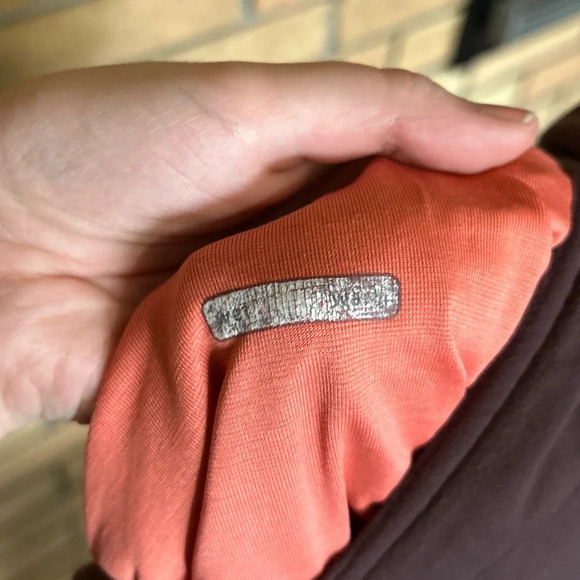 Lululemon Criss Cross V Neck Tank Burgundy Elastic Banded Size 8-10 - Picture 4 of 6